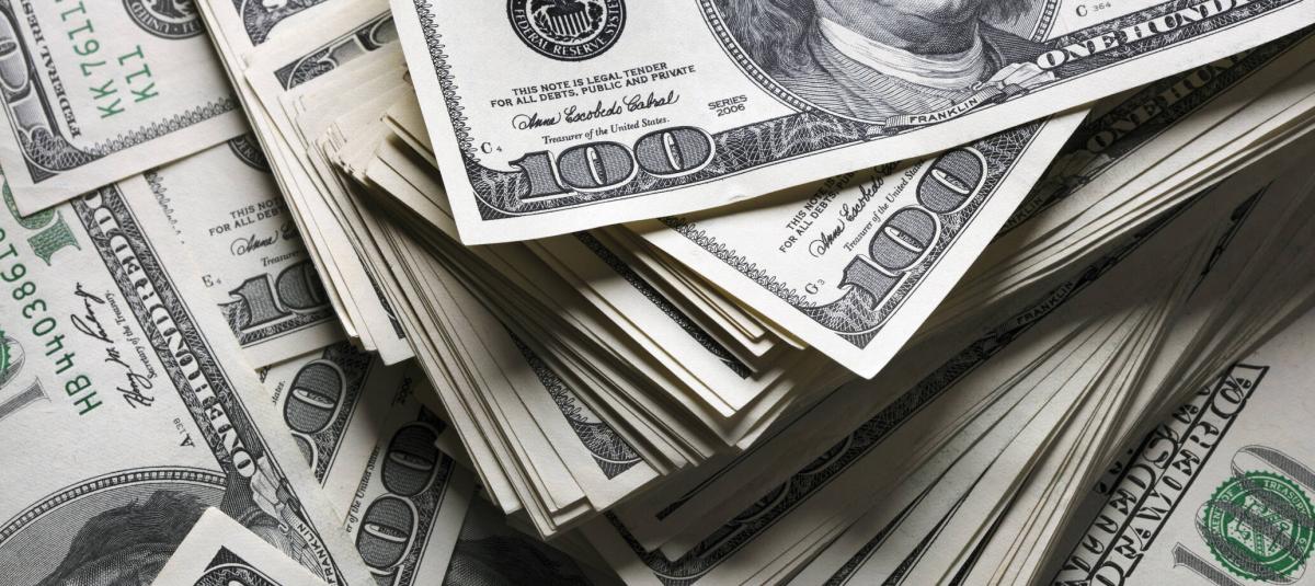 Billetes de dólar apilados