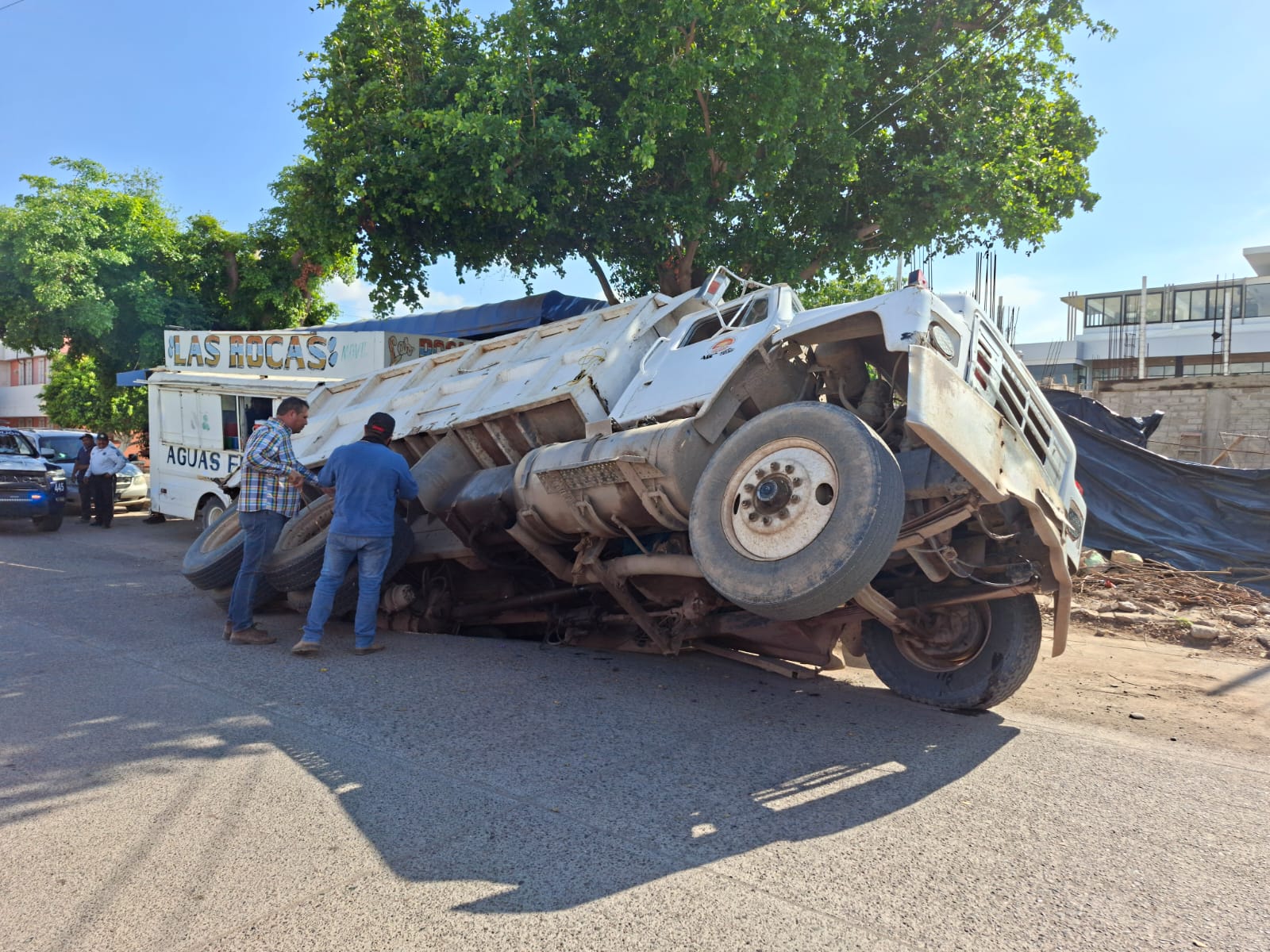 Dompe atorado en un socavón en el centro de Guasave.