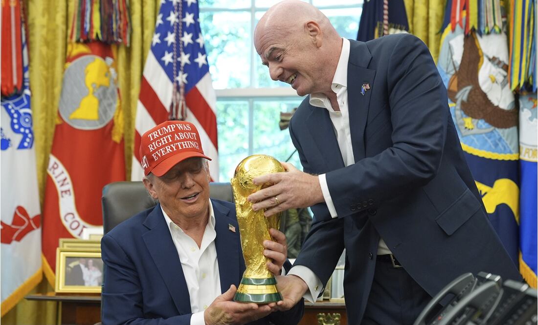 Donald Trump recibe de manos de Gianni Infantino el trofeo de la Copa del Mundo 2026: VIDEO