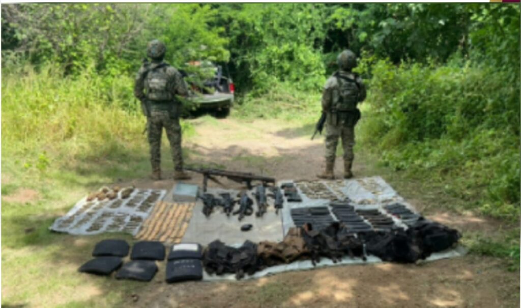 Ejército asegura armas largas, municiones, equipo táctico y un dispositivo tipo granada