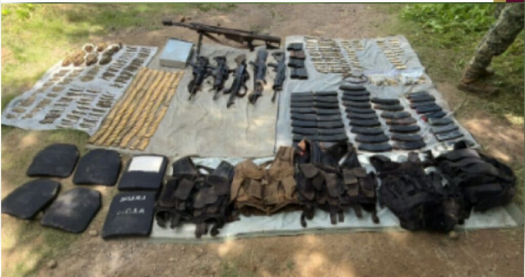 Ejército asegura armas largas, municiones, equipo táctico y un dispositivo tipo granada