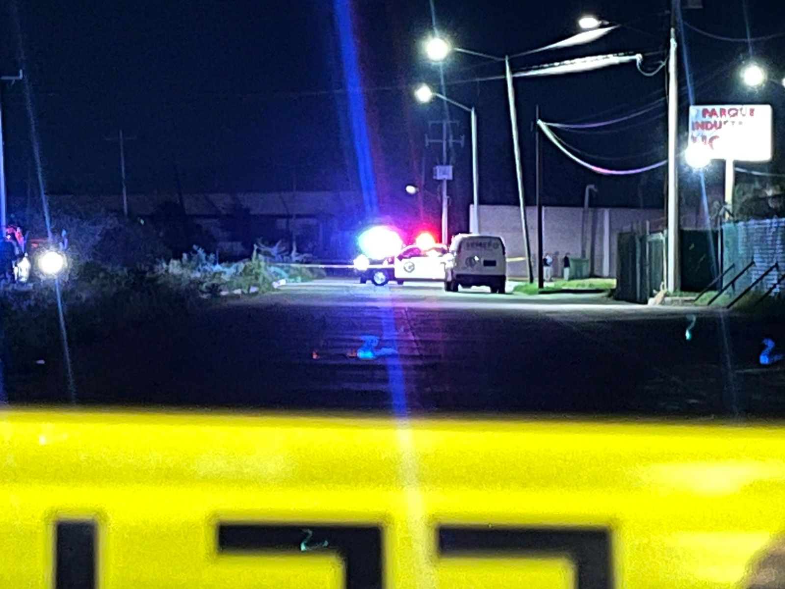 El cuerpo sin vida fue localizado en el estacionamiento de un parque industrial de Culiacán.