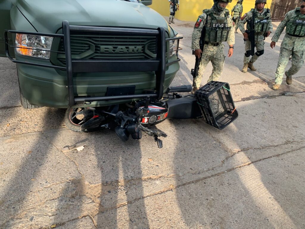 Elementos del Ejército Mexicano atropellan a un motociclista y resulta herido, al sur de Culiacán