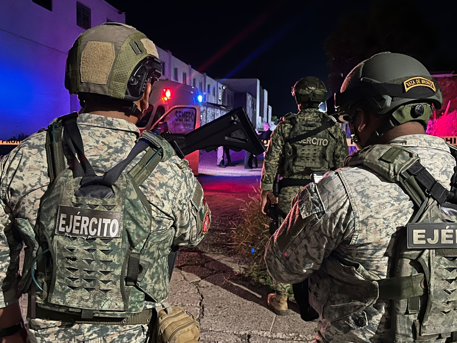 Elementos del Ejército Mexicano resguardan la zona del hallazgo.