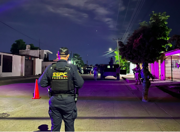 Elementos policiacos resguardan la escena del crimen.