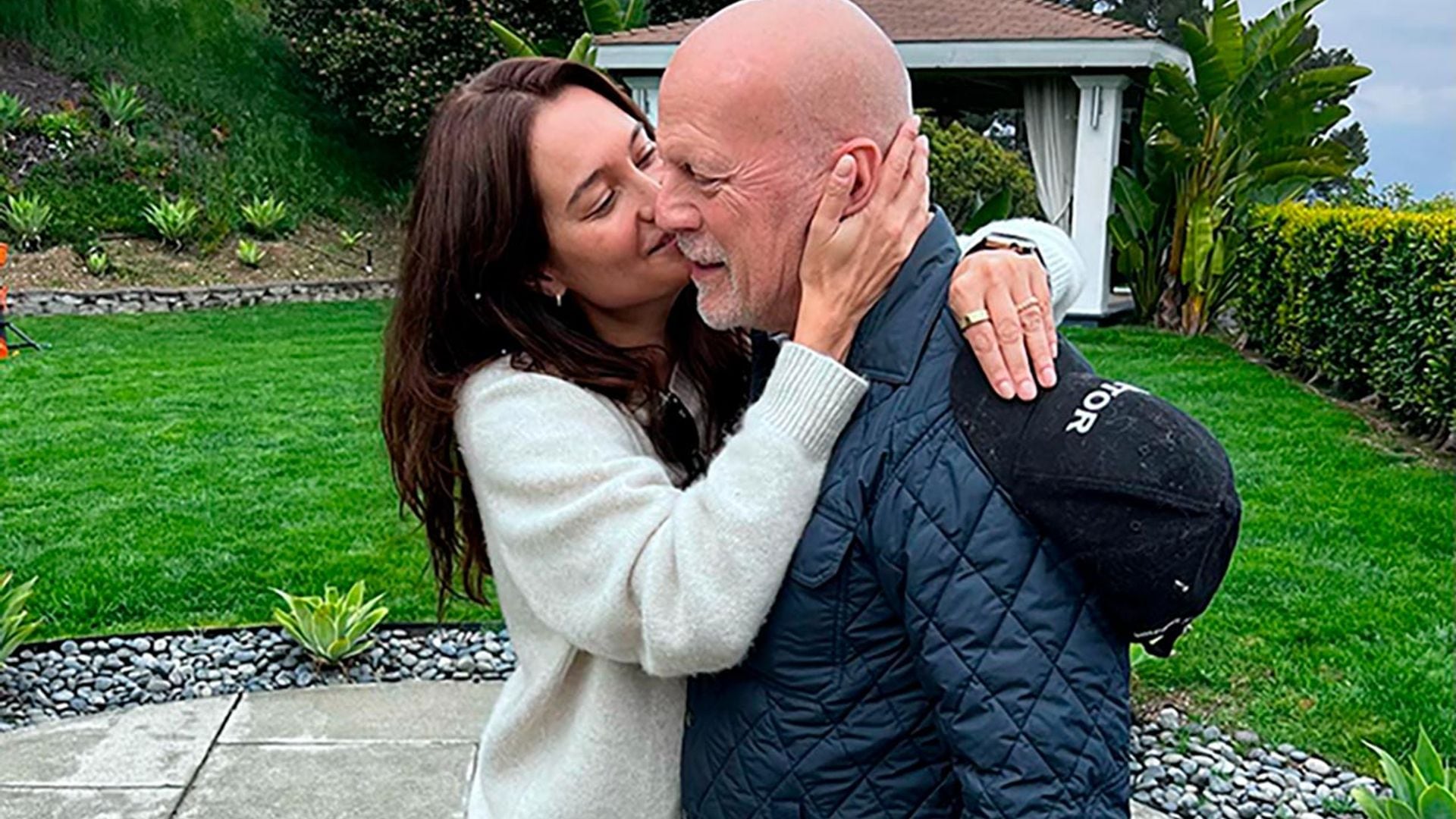 Emma Heming responde a críticas por trasladar a Bruce Willis a una casa de cuidados especiales