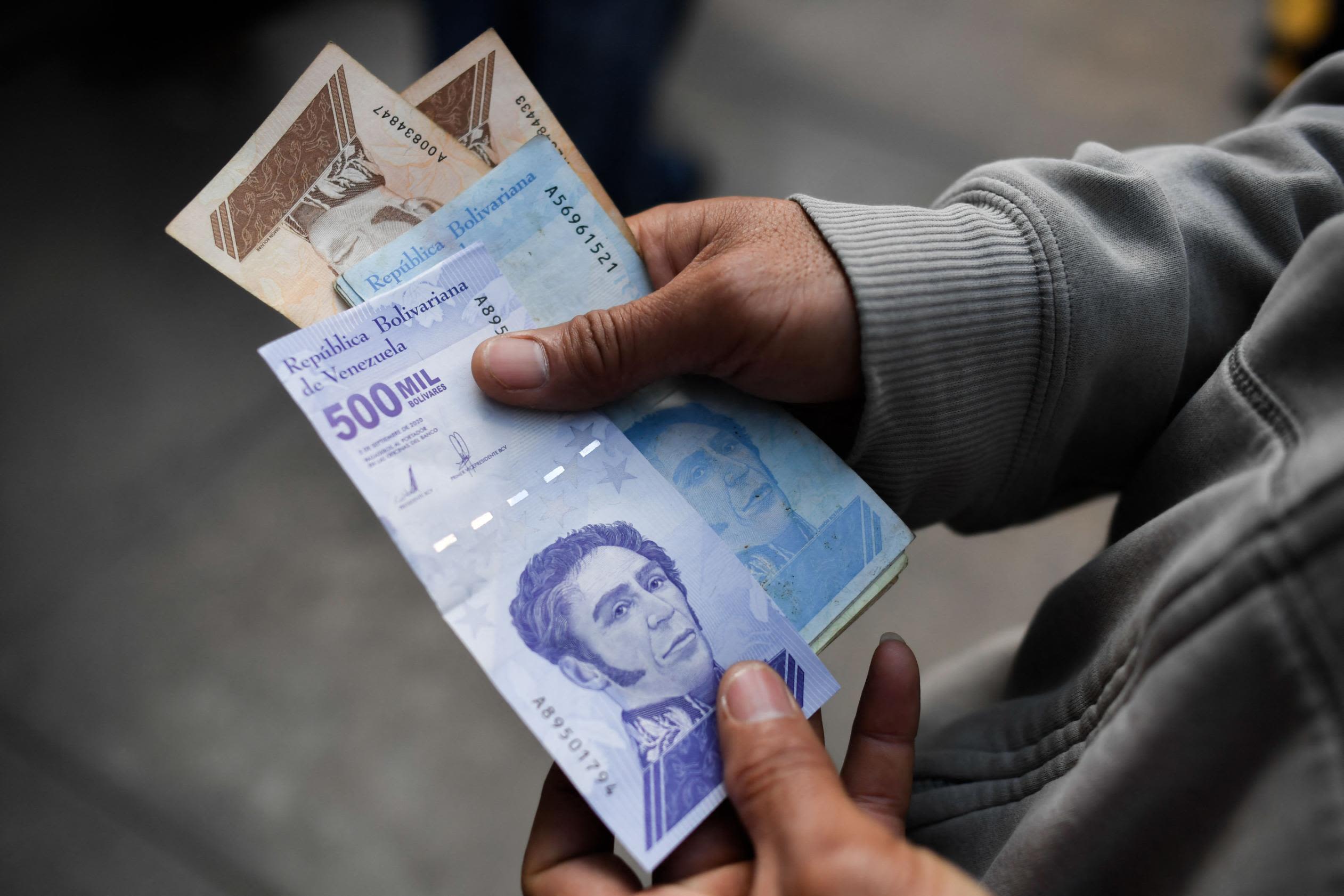 En Venezuela, el salario mínimo oficial cae al equivalente de un dólar mensual