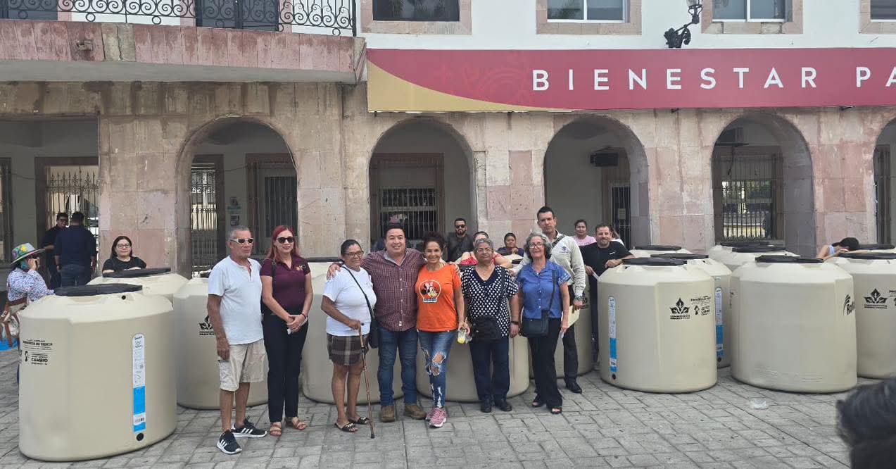¡Les cae apoyo! Municipio entrega 59 tinacos a familias de distintas zonas de Mazatlán