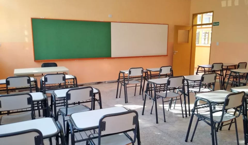 Escuelas secundarias migraron a clases virtuales