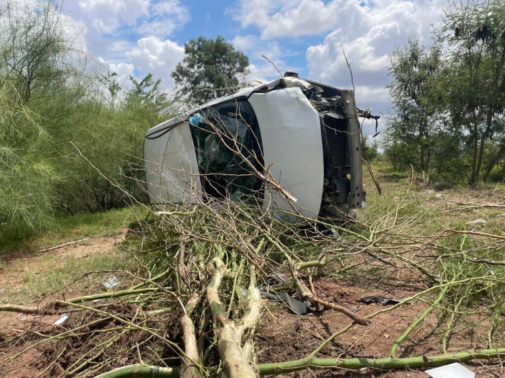 Este fue el Nissan Versa que sufrió una salida de camino con su conductor lesionado