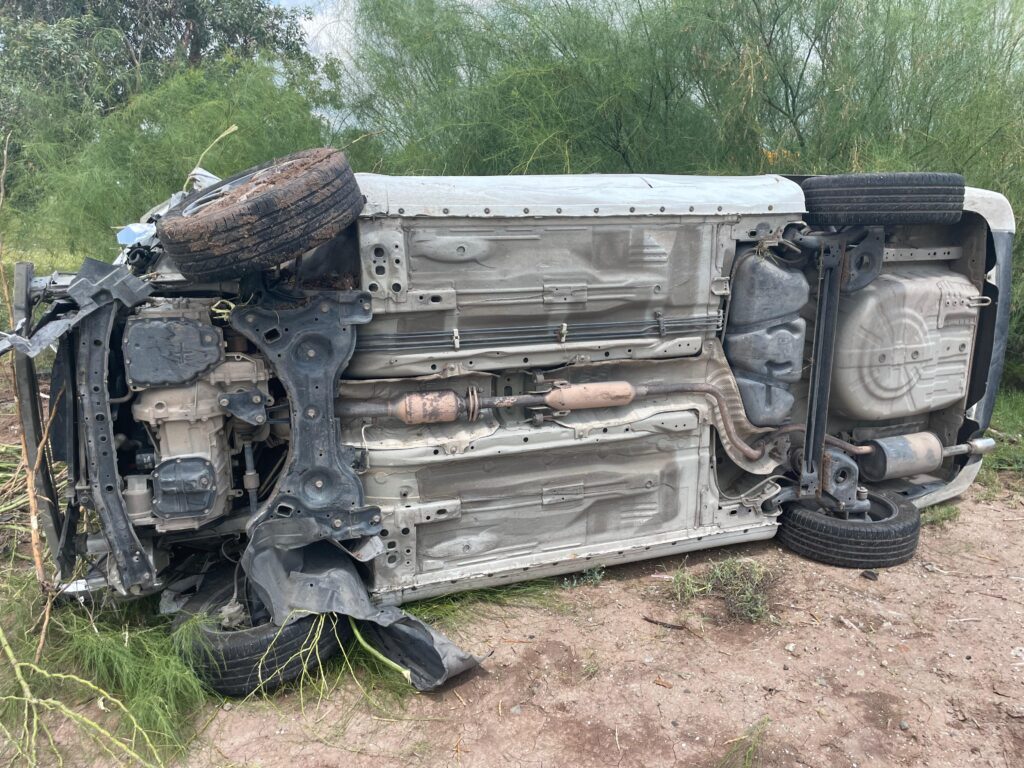 Este fue el Nissan Versa que sufrió una salida de camino con su conductor lesionado