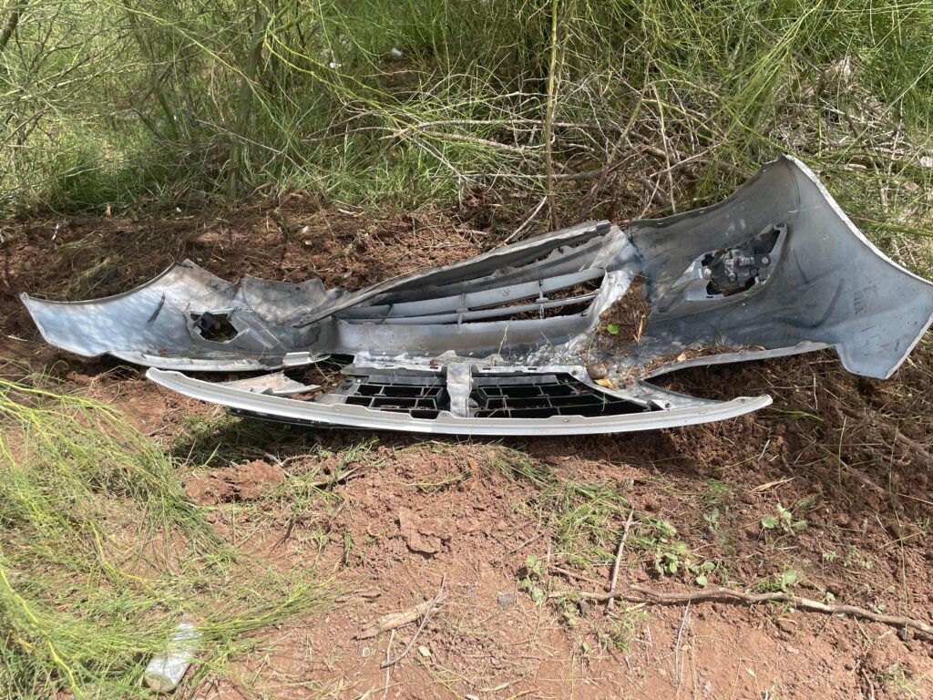 Este fue el Nissan Versa que sufrió una salida de camino con su conductor lesionado