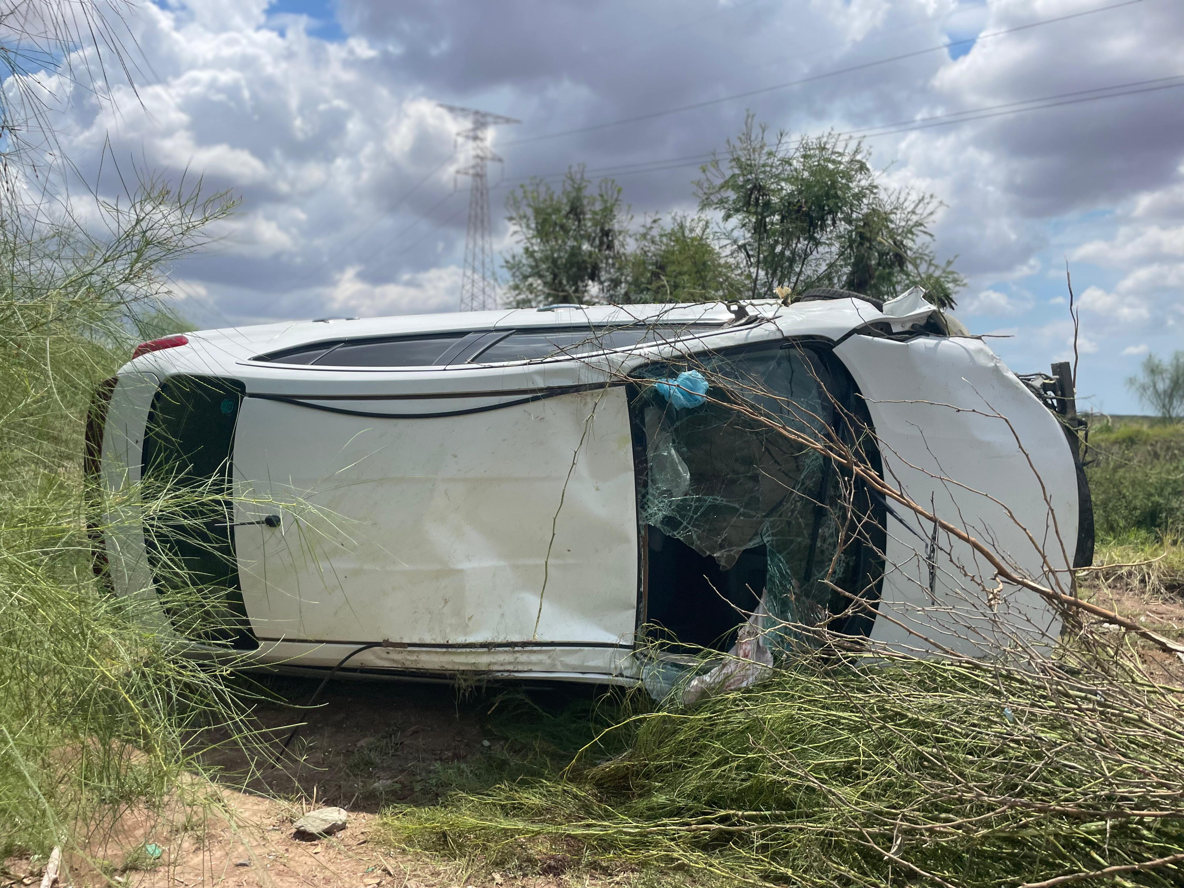 Este fue el Nissan Versa que sufrió una salida de camino con su conductor lesionado