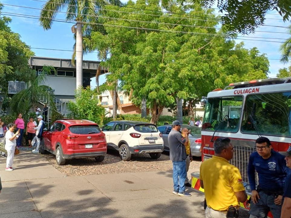 Elementos de Bomberos Culiacán se trasladaron a la ubicación para realizar las maniobras y controlar las llamas