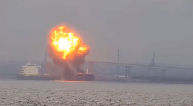 VIDEO: Se registra explosión de un buque carguero en el puerto de Baltimore