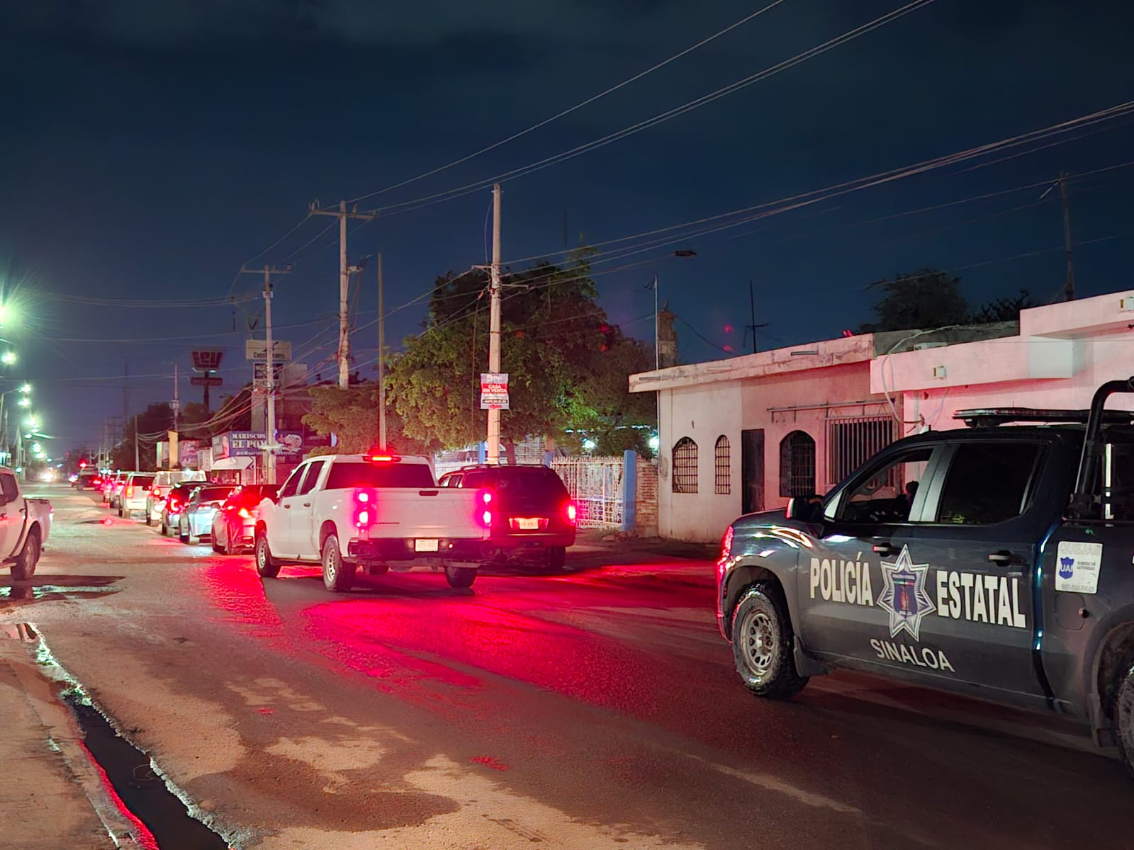 FGR retira vehículos sin placas y armas tras enfrentamiento en Loma Rodriguera, Culiacán