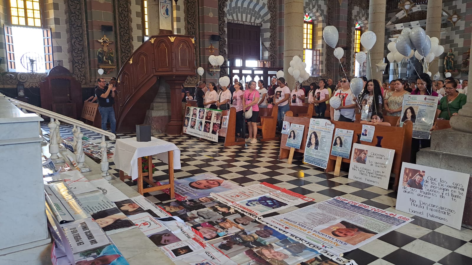 Misa para conmemorar el Día Internacional de las Víctimas de Desapariciones Forzadas en la Catedral de Mazatlán.