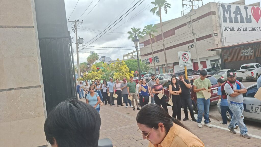 Personas asistiendo a la Feria del Empleo en Los Mochis.