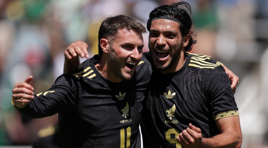 Santiago Giménez y Raúl Jiménez celebran juntos un gol de México