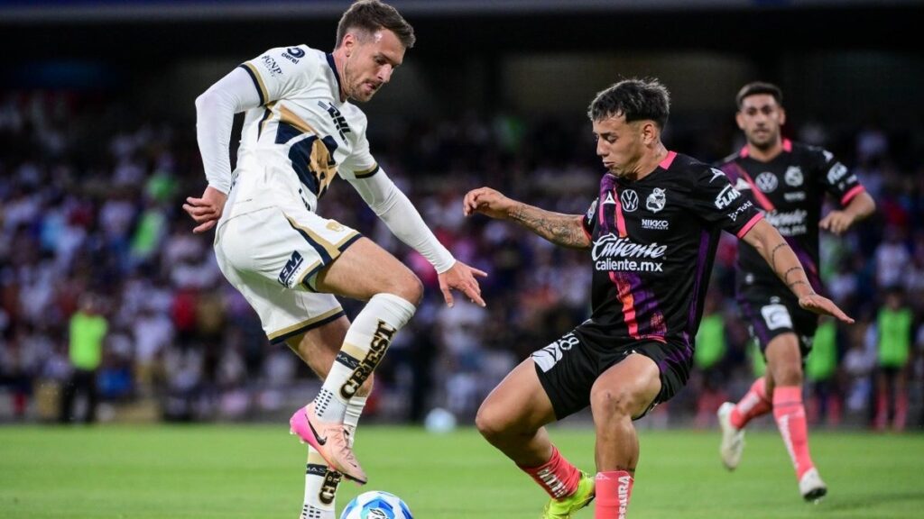Aaron Ramsey con los Pumas ante el Puebla