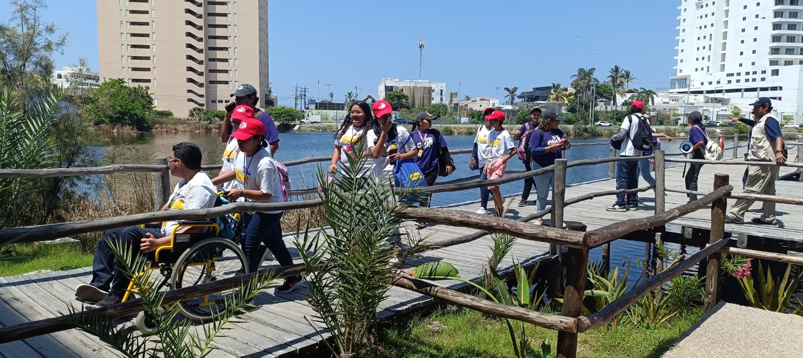 Jóvenes del CRIT Sinaloa visitando el Gran Acuario Mazatlán.