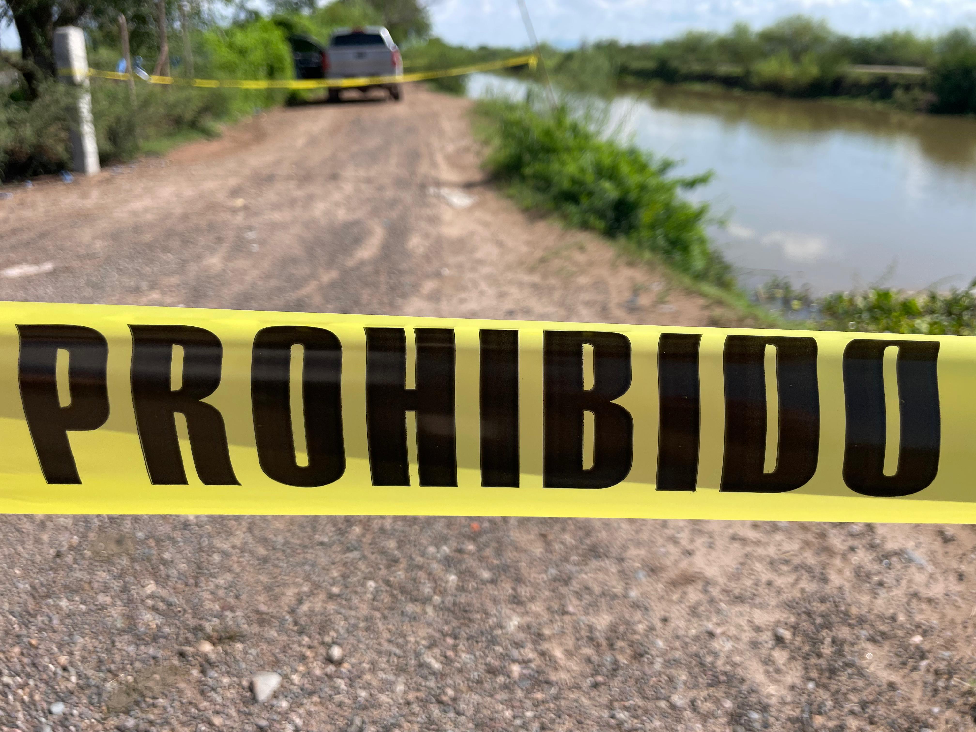Localizan a un hombre sin vida al interior de un vehículo