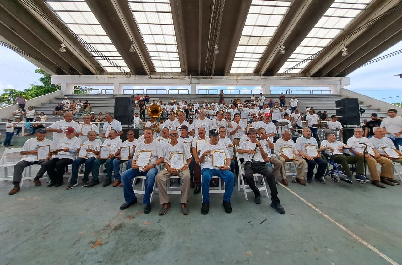 Homenaje a maestros y músicos de banda de la vieja escuela.