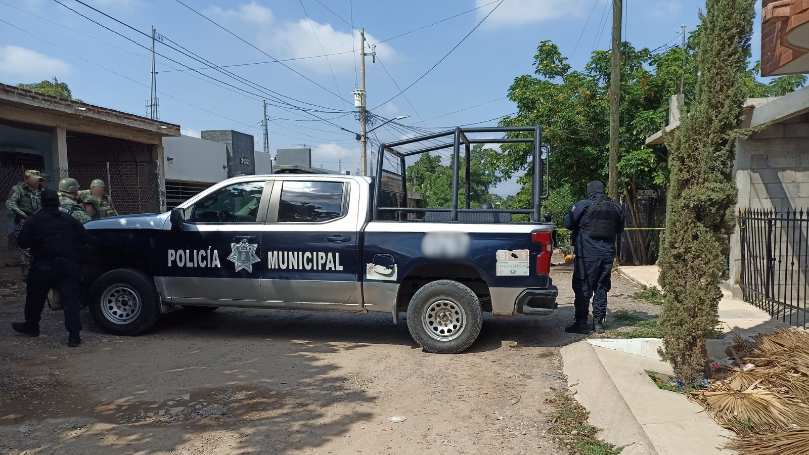 Asesinan a dos hombres y una mujer