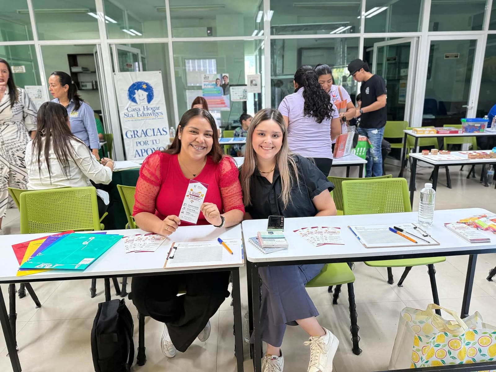 Jóvenes realizando trabajos y servicios en el IMJU Ahome.