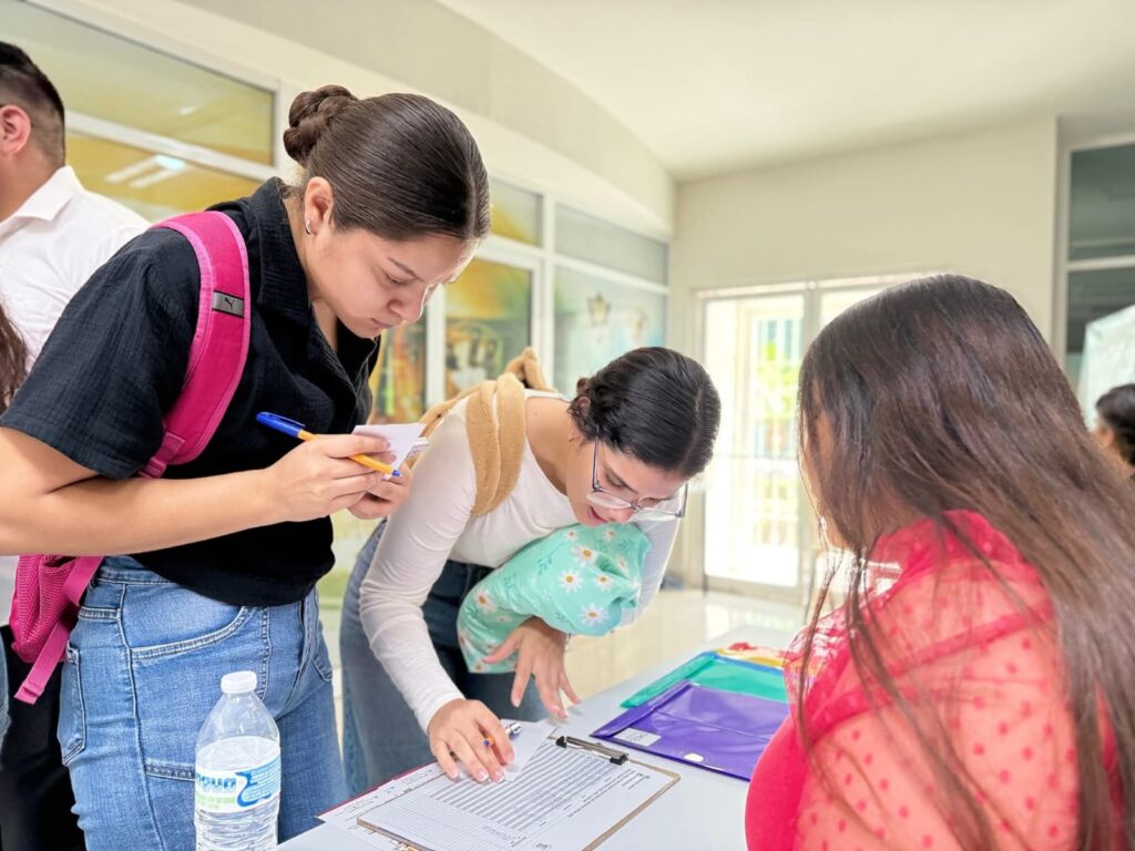 Jóvenes realizando trabajos y servicios en el IMJU Ahome.