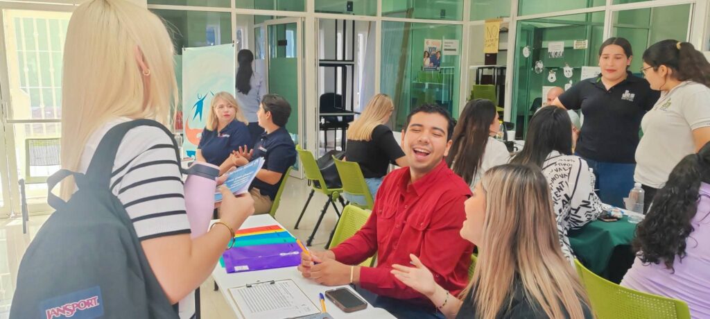 Jóvenes realizando trabajos y servicios en el IMJU Ahome.