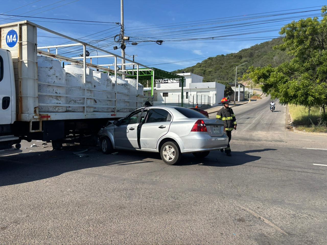 Joven de Pradera Dorada sufre accidente al chocar contra un camión de carga en La Sirena