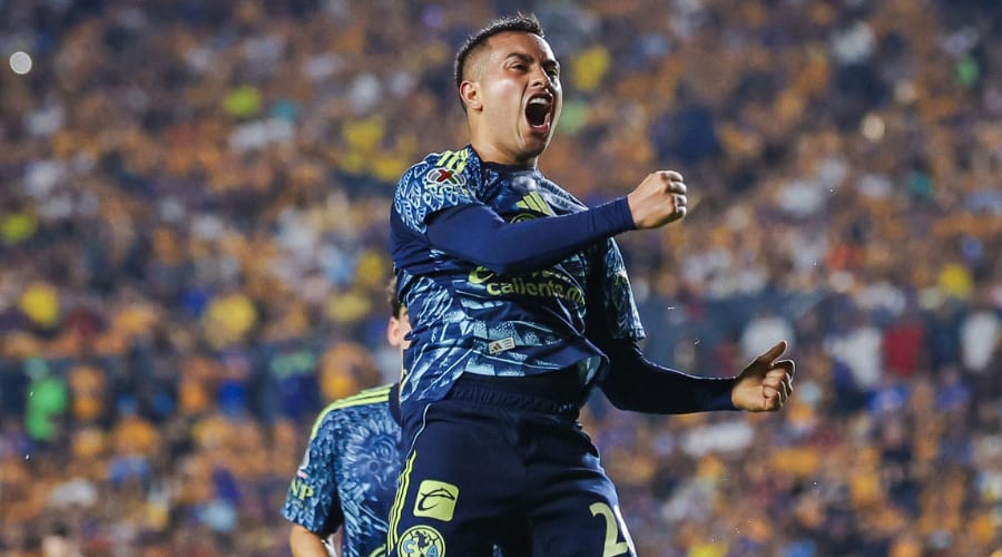 Erick Sánchez celebra su doblete en el triunfo del América sobre Tigres