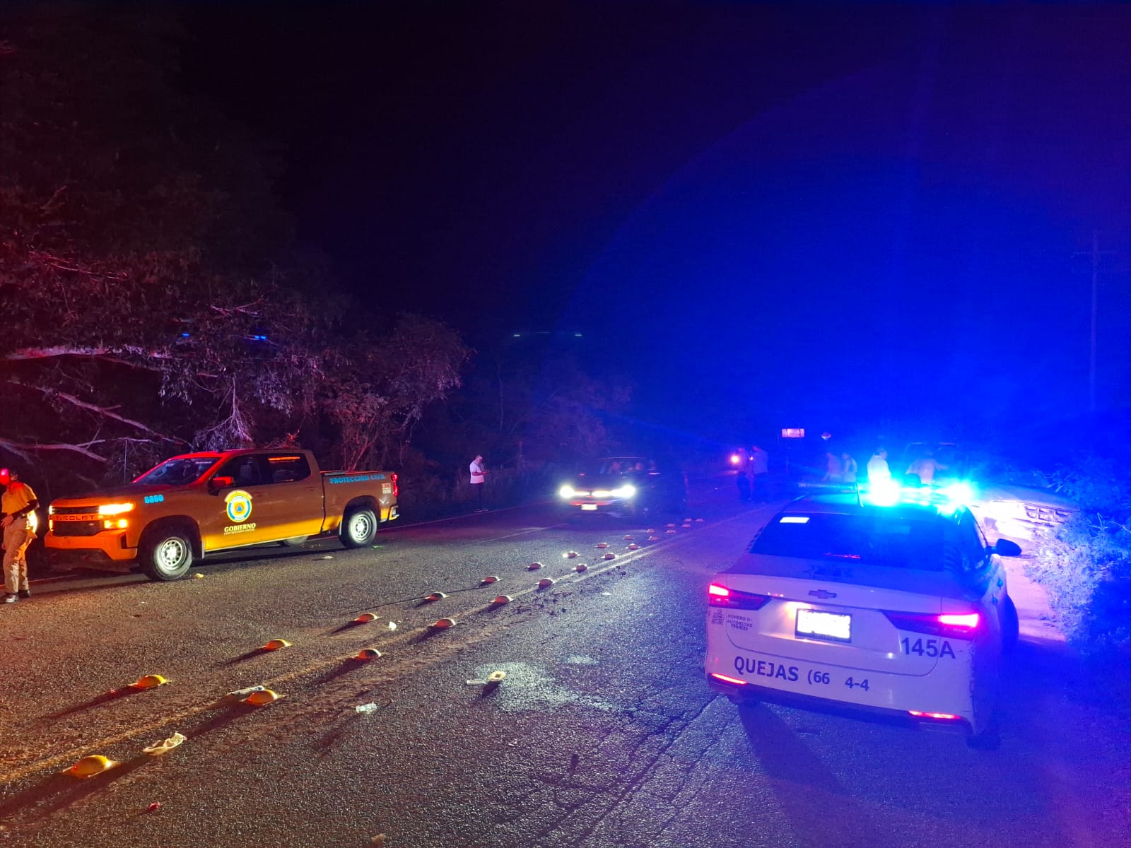 Cuatro menores resultan lesionados al volcarse en una camioneta por la carretera El Habal-Cerritos