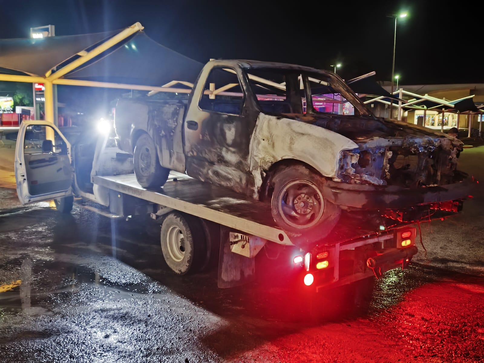 Minutos de pánico: Falla mecánica provocó que camioneta fuera consumida por las llamas en Guasave