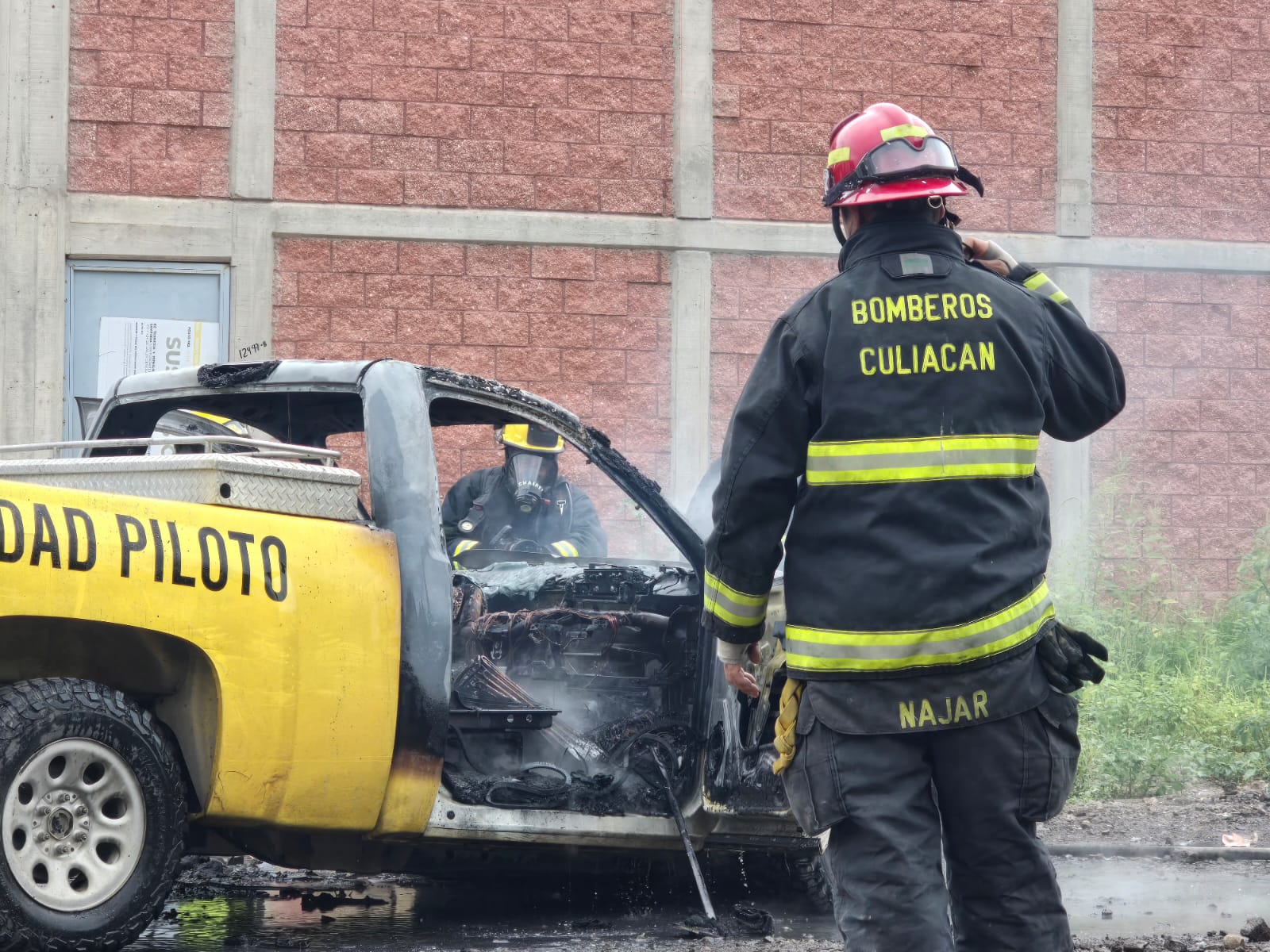Camioneta se incendia por falla mecánica