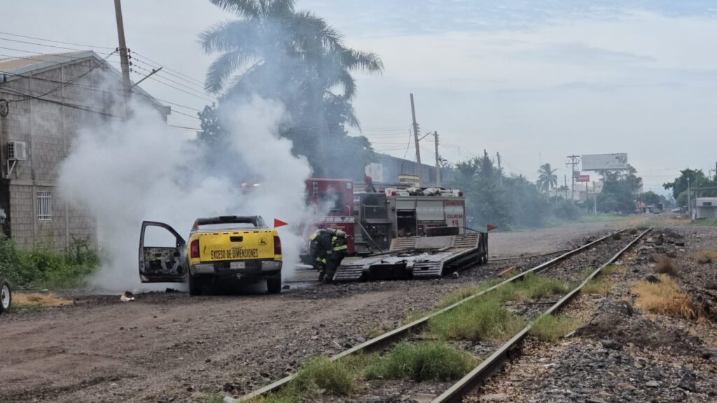 Camioneta se incendia por falla mecánica