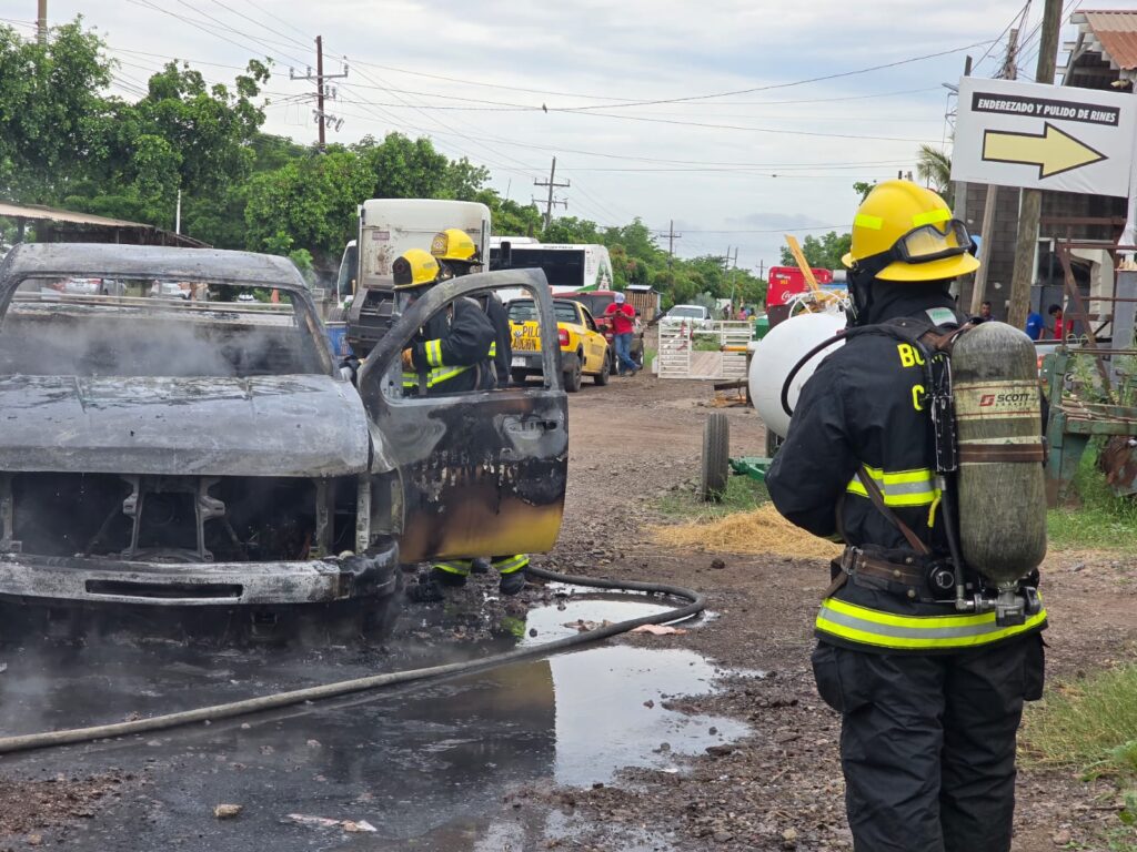 Camioneta se incendia por falla mecánica