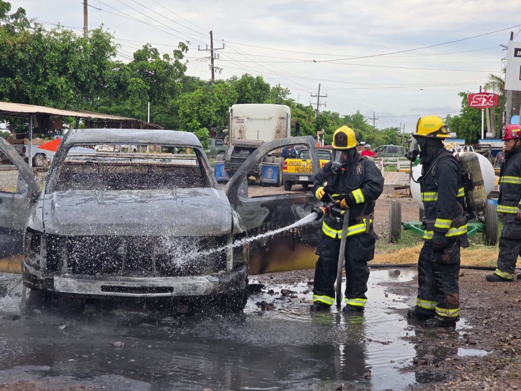 Camioneta se incendia por falla mecánica