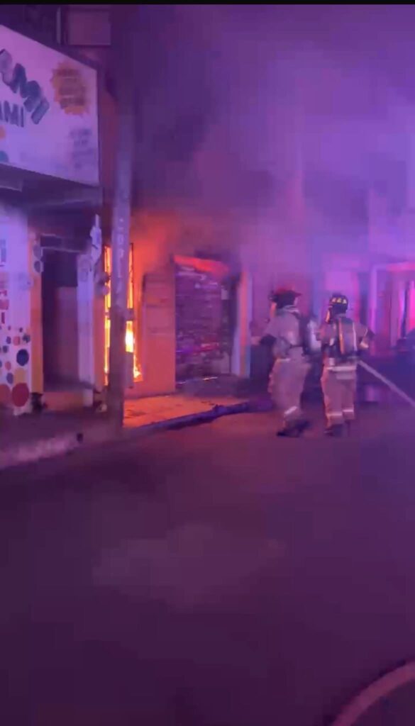 Incendio deja daños en papelería y vivienda en el centro de la ciudad de Mazatlán