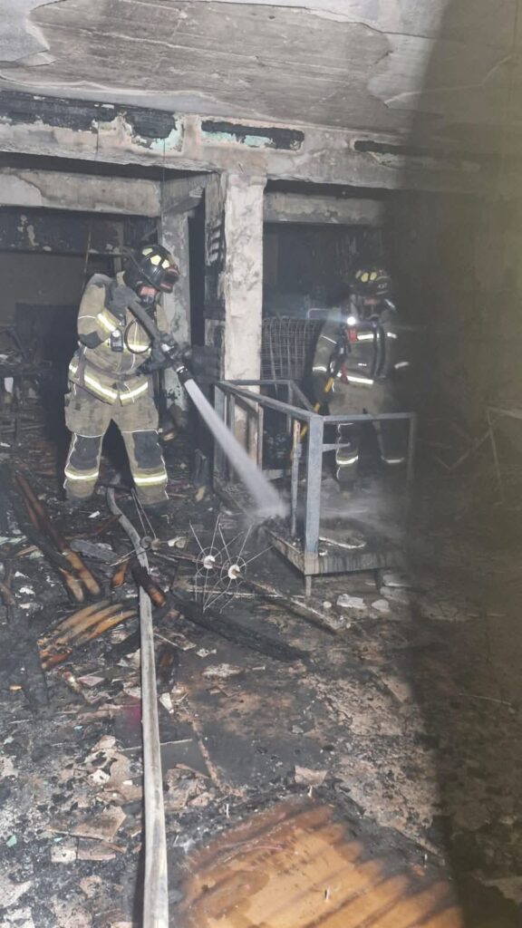 Incendio deja daños en papelería y vivienda en el centro de la ciudad de Mazatlán