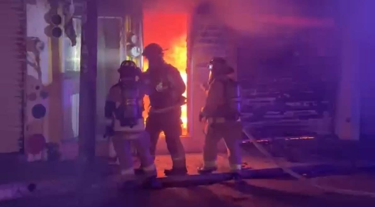 Incendio deja daños en papelería y vivienda en el centro de la ciudad de Mazatlán
