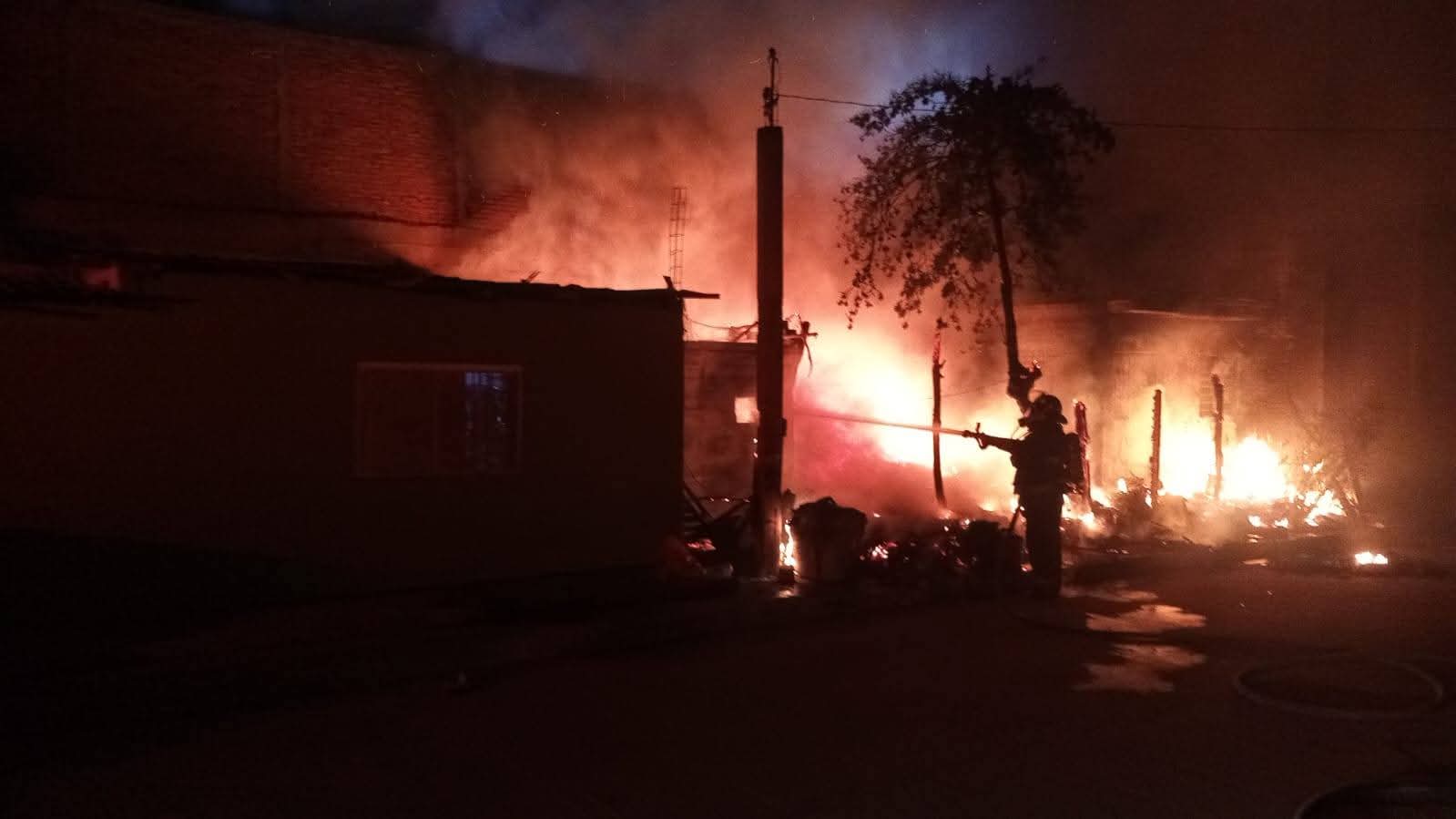 Resulta persona con quemaduras en incendio de casas en colonia Urías, al sur de Mazatlán