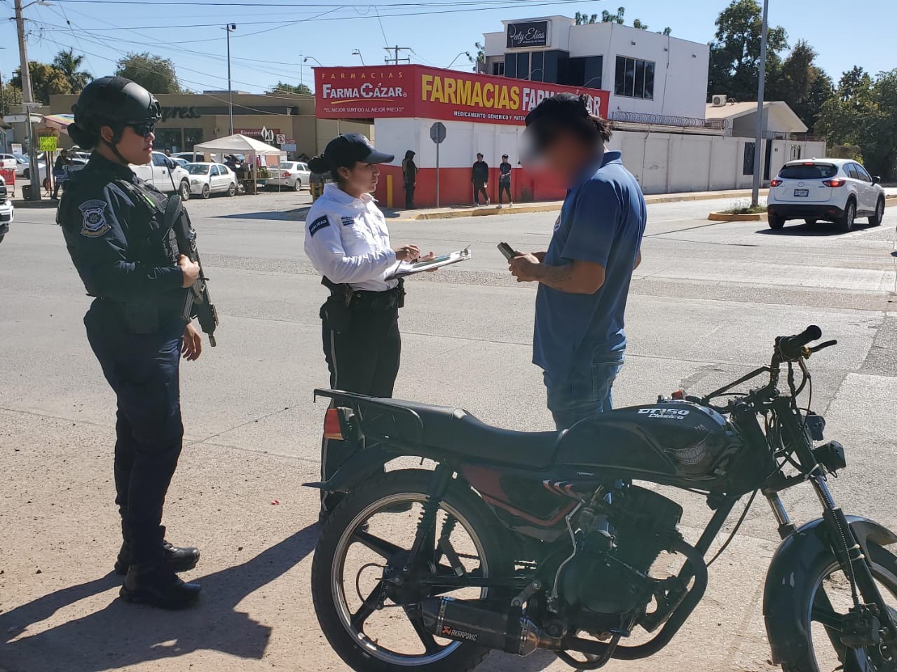 Secretaría de Seguridad Ciudadana y Movilidad Sustentable realizando una infracción a un motociclista.