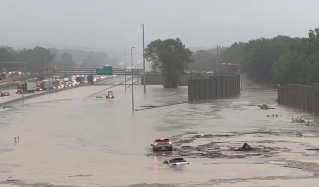 VIDEO: Inundaciones históricas en Tennessee, EU, cobran la vida de al menos 3 personas