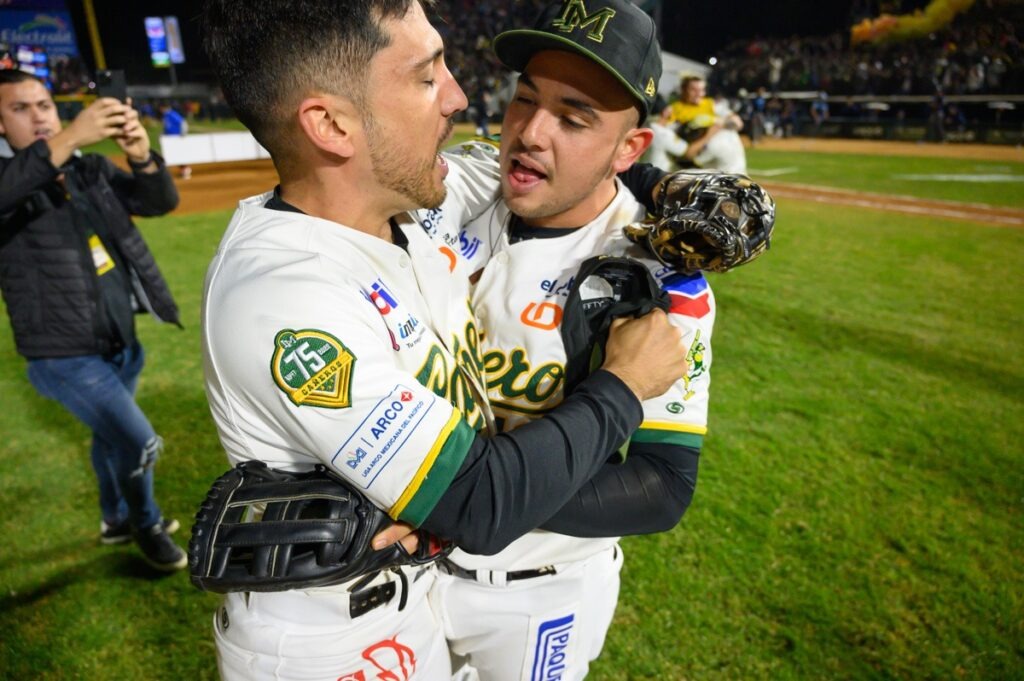 Festejan el campeonato Isaac Rodríguez y Rodolfo Amador