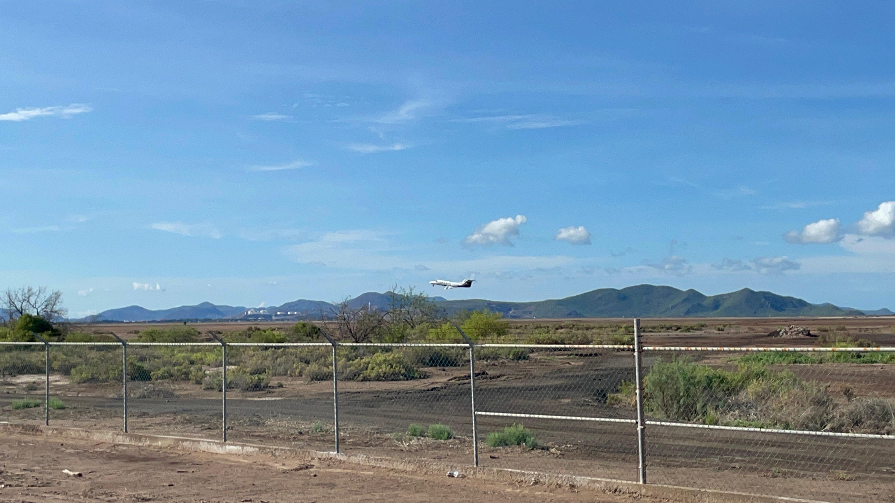 Jet del Gobierno Federal despegando del aeropuerto de Los Mochis.