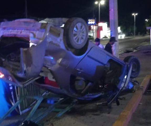 Joven en aparente estado de ebriedad termina volcado en un crucero de Guasave