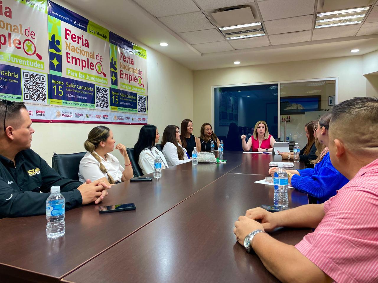 Carmen Julia Cabrera Zazueta en reunión con autoridades de ahome