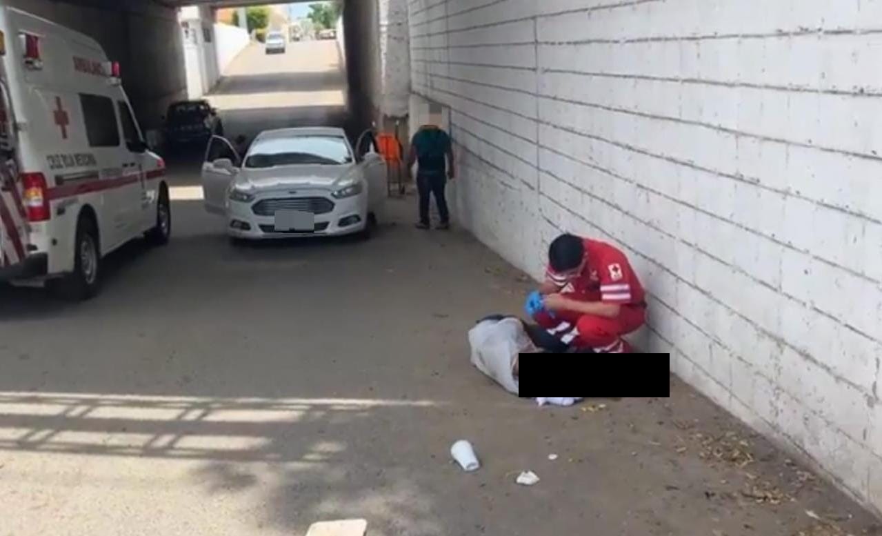 Paramédicos de la Cruz Roja auxiliando al joven lesionado.